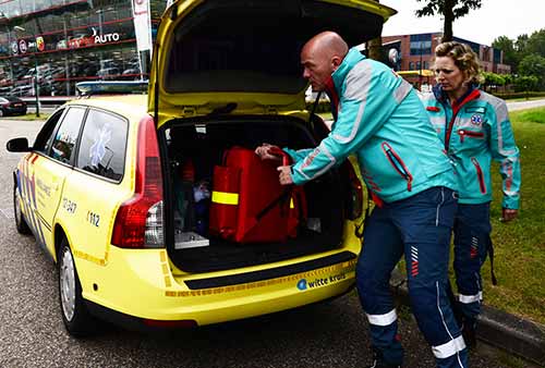Ambulancecollega's van Witte Kruis Evenementenzorg bij de rapid responder